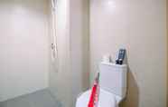 Toilet Kamar 5 Comfortable Pool View Studio Room At Gateway Park Lrt City Bekasi Apartment