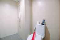 Toilet Kamar Comfortable Pool View Studio Room At Gateway Park Lrt City Bekasi Apartment