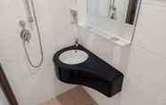 Toilet Kamar 5 Nice And Comfort Studio At Sky House Bsd Apartment