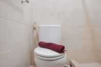 Toilet Kamar Cozy Stay 1Br At Maple Park Apartment Near Sunter