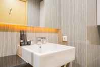 Toilet Kamar Elegant And Nice Studio At Capitol Suites Apartment