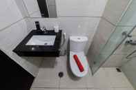 Toilet Kamar Comfort And High Floor Studio At Brooklyn Alam Sutera Apartment