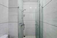 Toilet Kamar Comfort And High Floor Studio At Brooklyn Alam Sutera Apartment