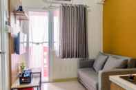 Ruang Umum Warm And Cozy 2Br At Green Pramuka City Apartment