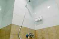 Toilet Kamar Warm And Cozy 2Br At Green Pramuka City Apartment