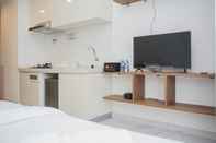 ห้องนอน Nice And Elegant Studio Apartment At Sky House Bsd