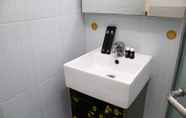 Toilet Kamar 7 Comfort Studio Apartment At Metropark Condominium Jababeka