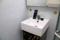 Toilet Kamar Comfort Studio Apartment At Metropark Condominium Jababeka