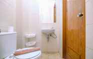 Toilet Kamar 4 Comfortable And Cozy Living Studio Room Apartment At Dave