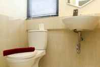 Toilet Kamar Comfort And Serene 2Br At Meikarta Apartment