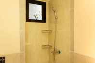 Toilet Kamar Comfortable And Spacious 2Br At Meikarta Apartment