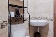 Phòng tắm bên trong Minimalist And Comfort 1Br At B Residence