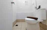 Bilik Mandi dalam Bilik 7 Comfort And Nice 2Br At Bassura City Apartment