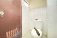 Toilet Kamar Spacious Studio Apartment At Gateway Ahmad Yani Cicadas