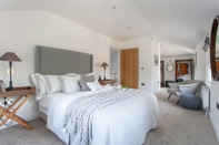 Bedroom Chic Luxurious Townhouse - Central Marlow