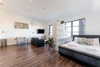 Kamar Tidur 4 Lavish Loft Conversion - Amazing Location