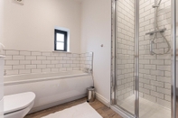 In-room Bathroom Luxury Converted 1 Bedroom Rugby Near M1 and M6