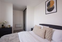 Others 6 1BR Flat With a Double Bed - New Eton House Residence Slough
