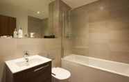 Toilet Kamar 7 1BR Flat With a Double Bed - New Eton House Residence Slough