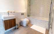 In-room Bathroom 5 Seven Living Ashford - 2BR Luxury Apartments