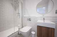 In-room Bathroom Seven Living Ashford - Luxury Studio Apartment