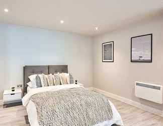 Bedroom 2 Seven Living Bracknell - Luxurious Chic Studio Apartments