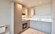 Kamar Tidur 3 Seven Living Bracknell - Luxurious Chic Studio Apartments