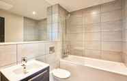 Toilet Kamar 2 Seven Living Bracknell - Luxurious Chic Studio Apartments