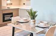ห้องนอน 5 Seven Living Bracknell - Luxurious Chic Studio Apartments