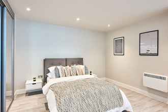 Kamar Tidur 4 Seven Living Bracknell - Luxurious Chic Studio Apartments