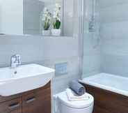 In-room Bathroom 7 Seven Living Broadway Residences - Birmingham City Centre