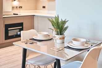 Kamar Tidur 4 Seven Living Bracknell - Luxurious Chic Studio Apartments