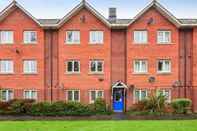 Exterior Stylish 2 Bedroom Apartment Central Exeter Parking on Site