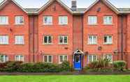 Bangunan 3 Stylish 2 Bedroom Apartment Central Exeter Parking on Site