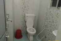 Toilet Kamar Goroomgo Sharda Guest House Bodhgaya
