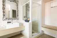 In-room Bathroom Harbour Square Hotel