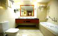In-room Bathroom 6 Goroomgo Sukhman International Amritsar