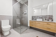 In-room Bathroom Hobart Lane Townhouses