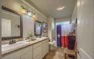 In-room Bathroom 4 Texas Blue Wagon Rr9084b3