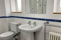 In-room Bathroom Stansted Airport Guest Rooms