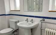 In-room Bathroom 4 Stansted Airport Guest Rooms