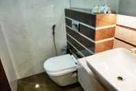 Phòng tắm bên trong Neermala Residency
