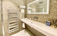 In-room Bathroom 6 Petit Monlot