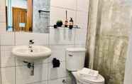 Toilet Kamar 5 Loft 202 Hotel