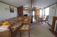 Common Space 2 Bedroom Caravan at Heacham Beach With Decking