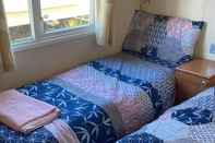 Bilik Tidur 2 Bedroom Caravan at Heacham Beach With Decking