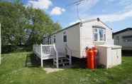 Luar Bangunan 2 2 Bedroom Caravan at Heacham Beach With Decking