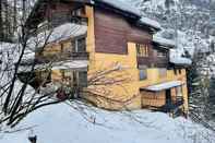 Exterior Haus La Rocca with nice mountain views.