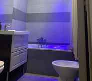 In-room Bathroom 6 Le Lys Blanc