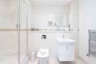 In-room Bathroom Two Bedroom Flat With Balcony in Central Wimbledon by Underthedoormat